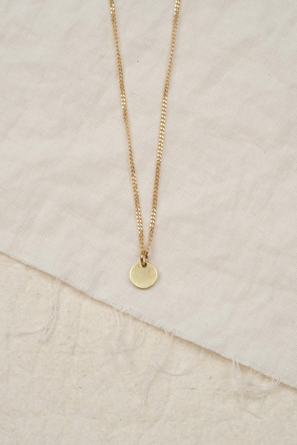 Halskette mit Plättchen in Gold