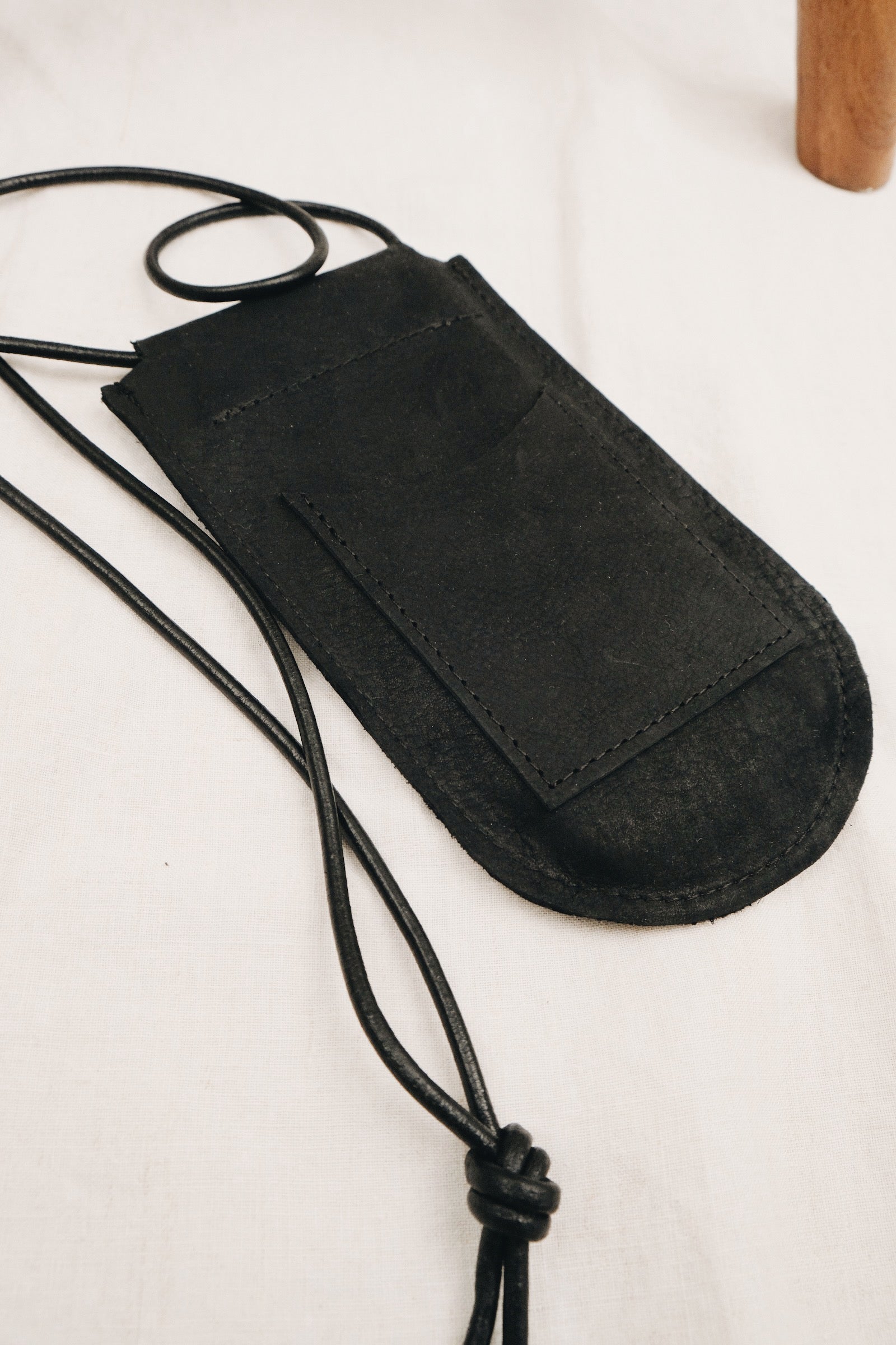 Sustainable smartphone bag AYI - black
