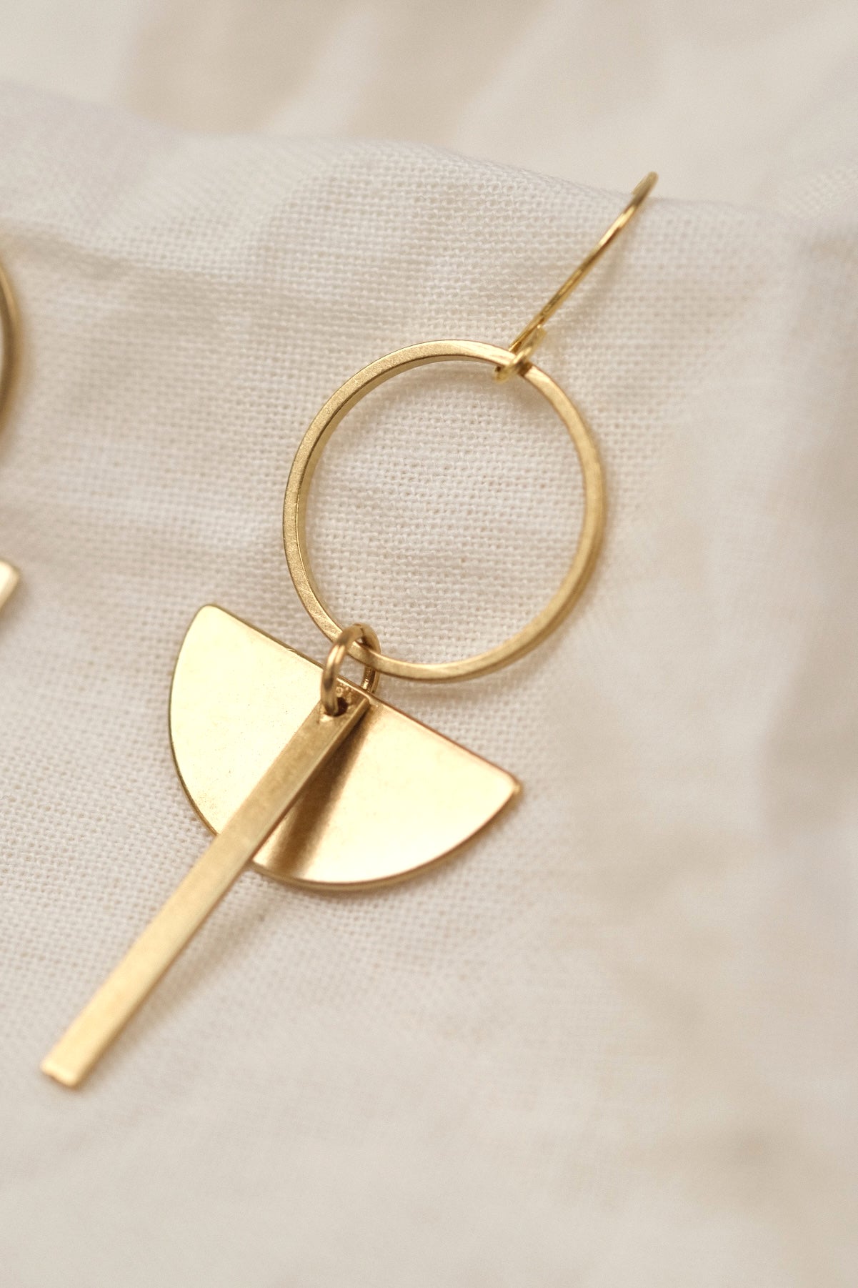 Ohrringen mit Halbkreis und Stab Anhänger